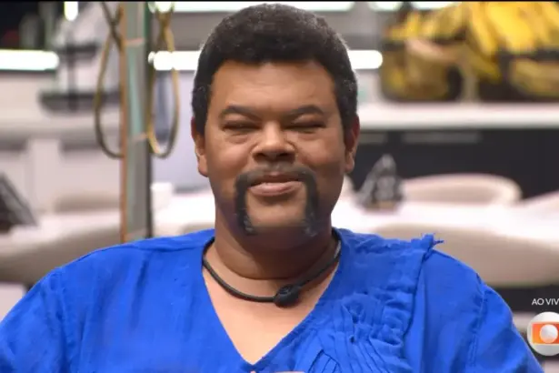 Babu vestido de azul e com semblante sério ao ser emparedado na sala do BBB 26
