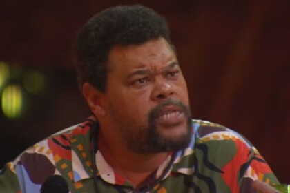 Babu Santana em conversa durante a festa do líder no BBB 26