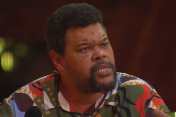 Babu Santana em conversa durante a festa do líder no BBB 26