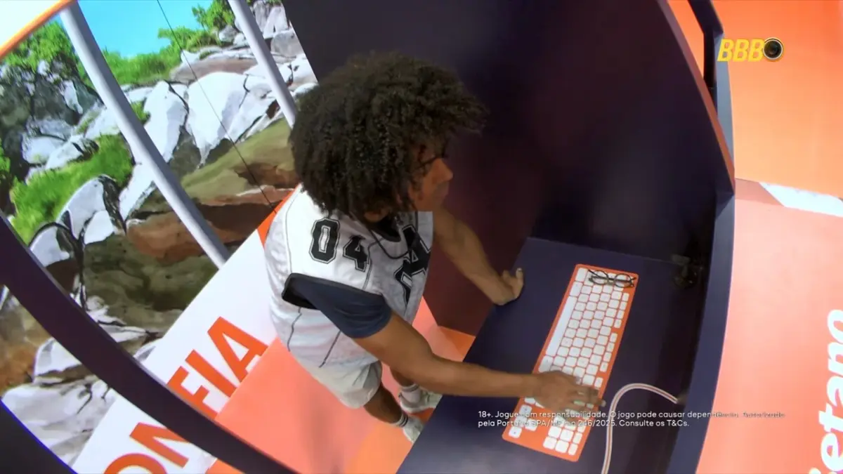 Breno concentrado com a mão no botão na Prova do Anjo