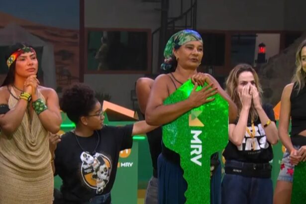 Milena aponta para Solange Couto no gramado do BBB 26