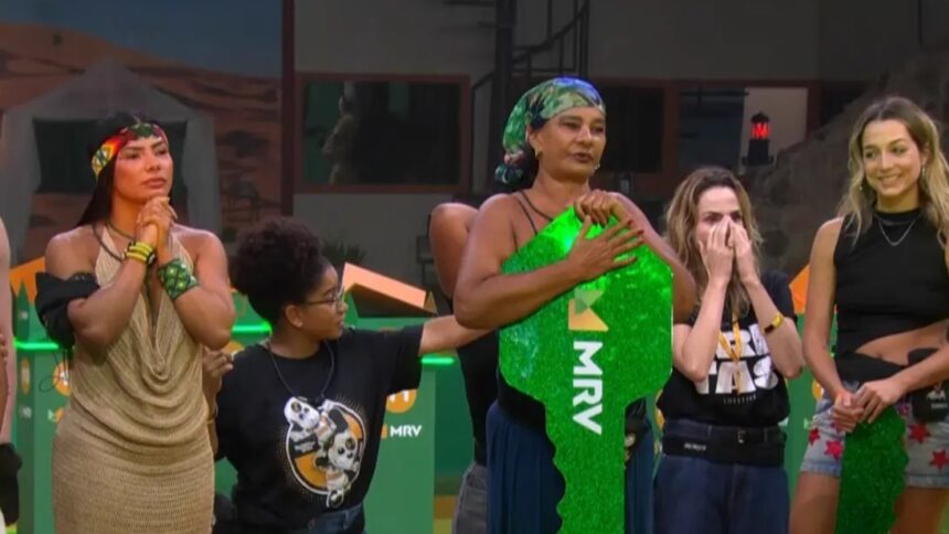 Milena aponta para Solange Couto no gramado do BBB 26