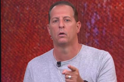 Benjamin Back gesticulando em trecho do Domingol na CNN