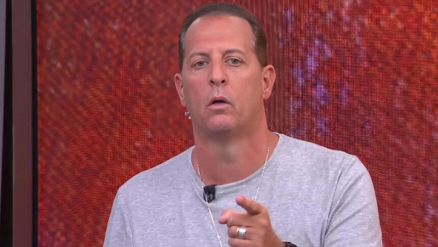 Benjamin Back gesticulando em trecho do Domingol na CNN