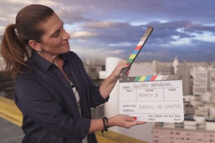 Bette Lucchese, com uma claquete de cinema em mãos, em trecho do Globo Repórter