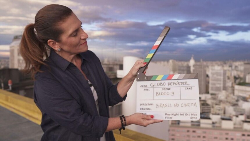 Bette Lucchese, com uma claquete de cinema em mãos, em trecho do Globo Repórter