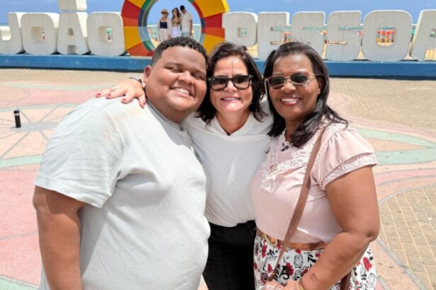 Bianka Carvalho entrevistando mãe e filho, nos bastidores de uma gravação em João Pessoa do Globo Repórter