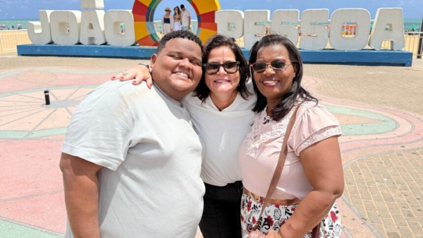 Bianka Carvalho entrevistando mãe e filho, nos bastidores de uma gravação em João Pessoa do Globo Repórter