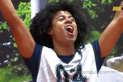 Breno levanta as mãos e agradece após vitória na Prova do Anjo do BBB 26
