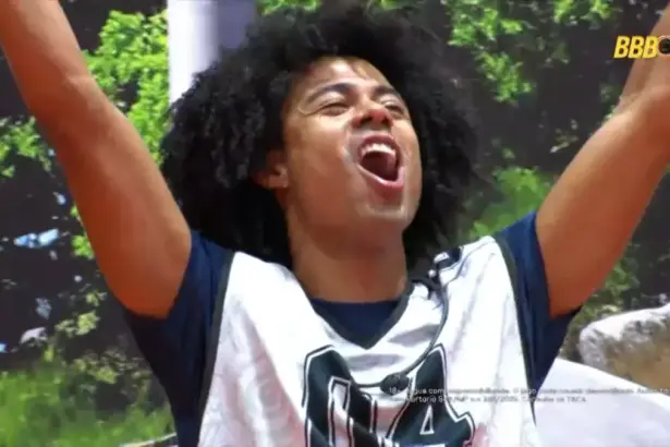 Breno levanta as mãos e agradece após vitória na Prova do Anjo do BBB 26