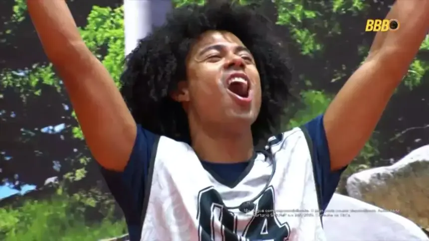 Breno levanta as mãos e agradece após vitória na Prova do Anjo do BBB 26