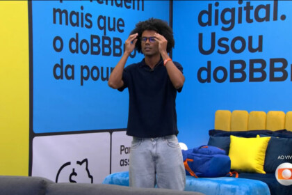 Surpreso, Breno entra no Quarto Secreta e olha para o telão tentando entender o que estava acontecendo no BBB 26