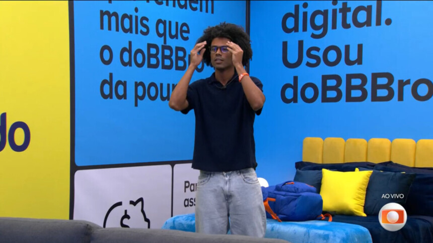 Surpreso, Breno entra no Quarto Secreta e olha para o telão tentando entender o que estava acontecendo no BBB 26