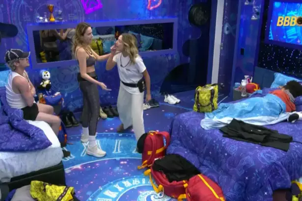 Ana Paula Renault tenta separar briga de Samira que está em pé apontando o dedo para Juliano. Ele está sentado na cama do quarto do BBB 26