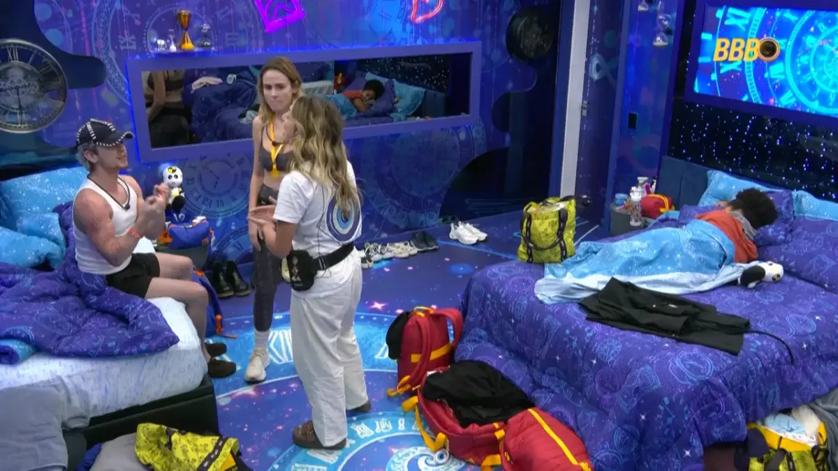 Juliano e Ana Paula Renault olham para Samira no quarto do BBB 26 durante briga