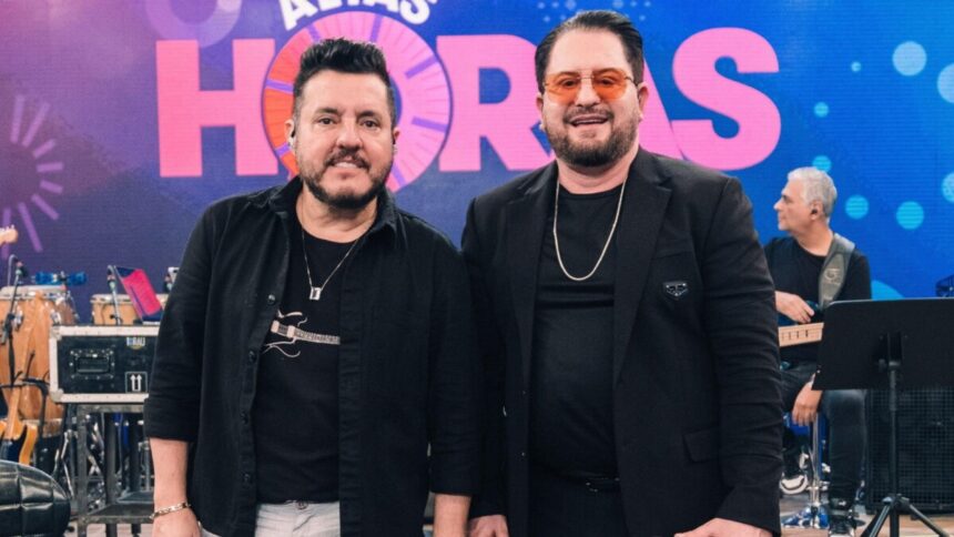 Dupla Bruno e Marrone no palco do Altas Horas