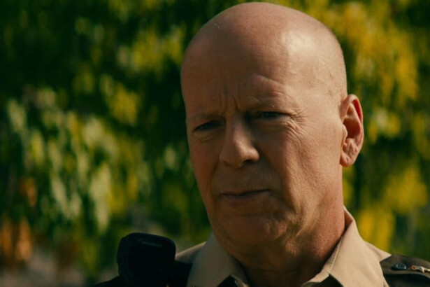 Bruce Willis vestido de policial em cena do filme Caçada Brutal
