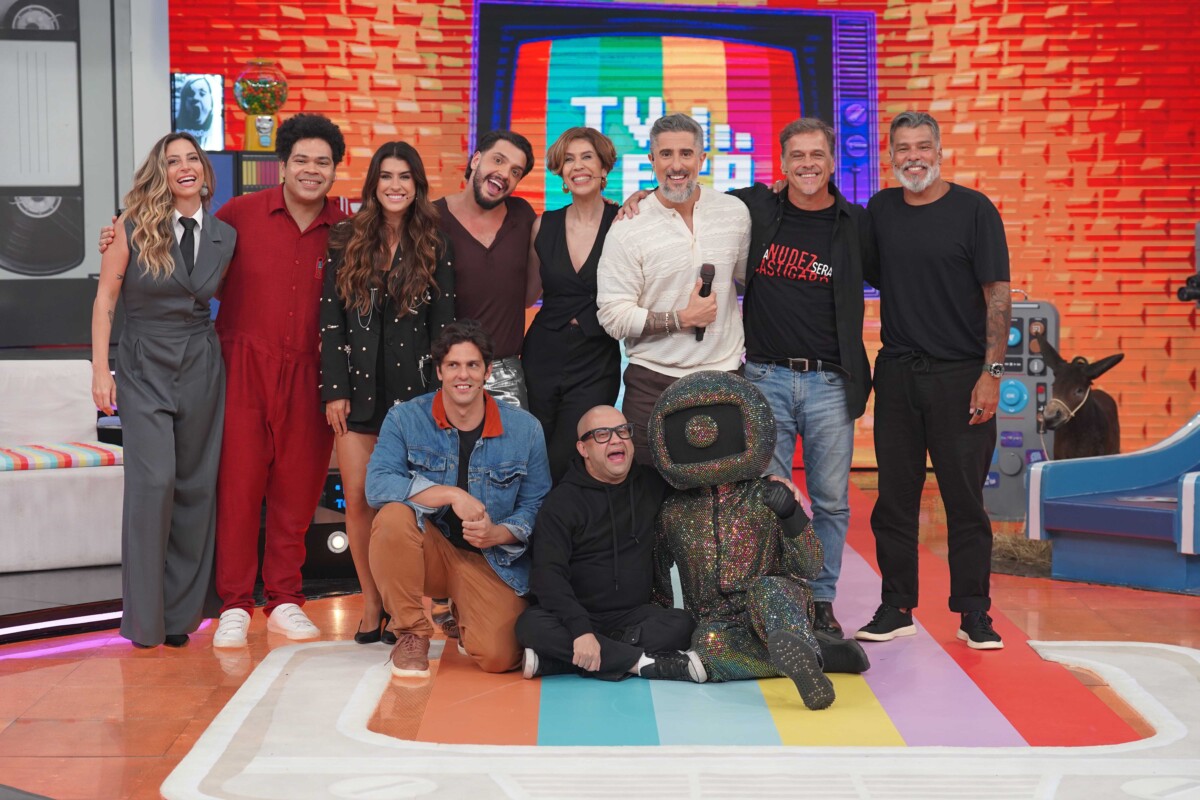 Elenco do quadro TV Teca e os convidados no centro do palco
