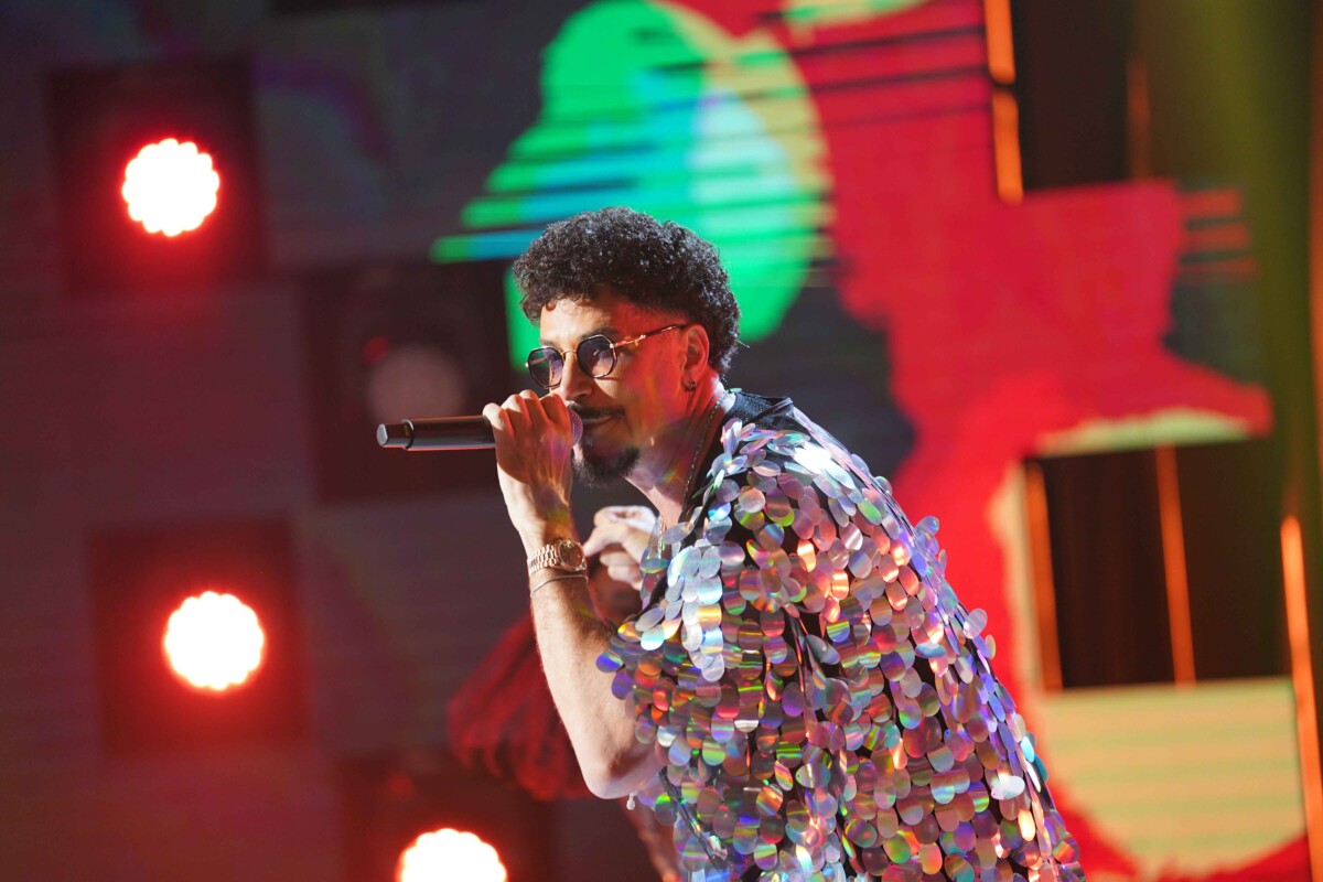 Latino canta no palco