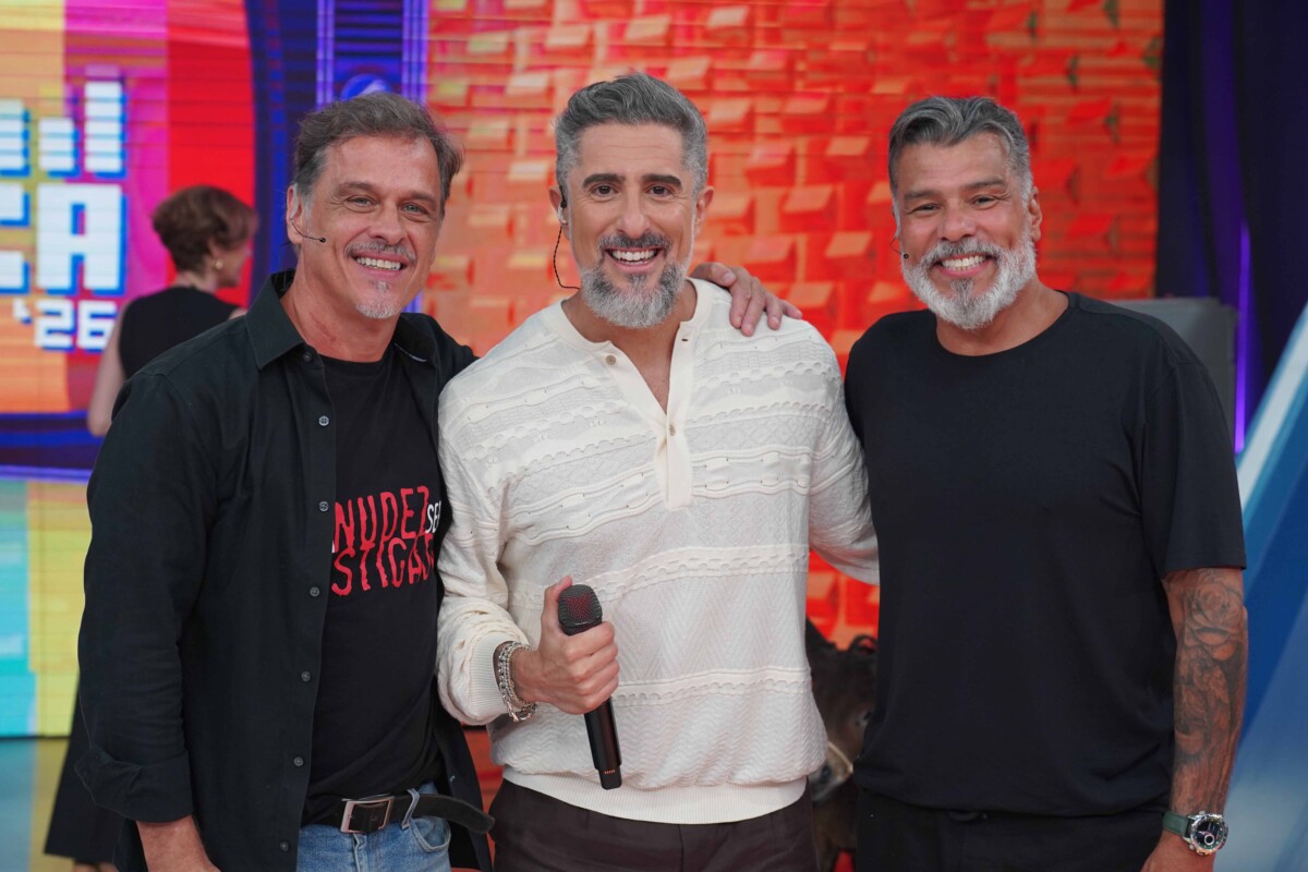 Marcos Mion abraçado a Guilherme Fontes e Mauricio Mattar no palco do Caldeirão