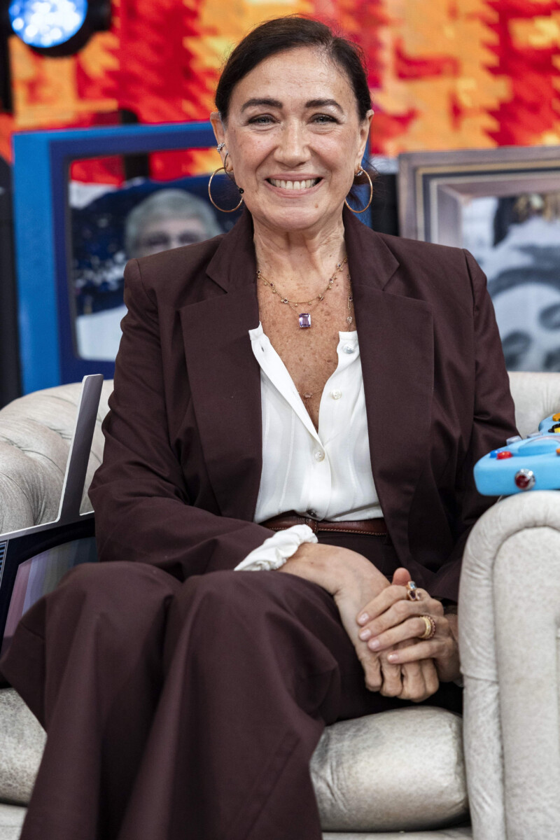 Lília Cabral sorridente e sentada no sofá do TV Teca