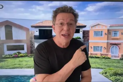 Boninho aponta para as Três casas do reality Casa do Patrão da RECORD