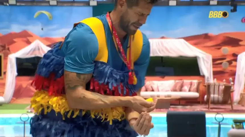 Jonas abaixa a cabeça e chora segurando esponja na mão no Castigo do Monstro