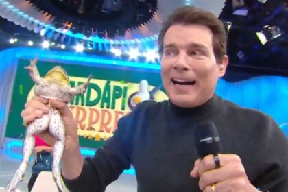 Celso Portiolli segurando uma perereca na mão ao vivo no Domingão Legal