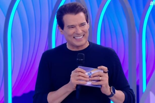 Celso Portiolli sorrindo no Domingo Legal
