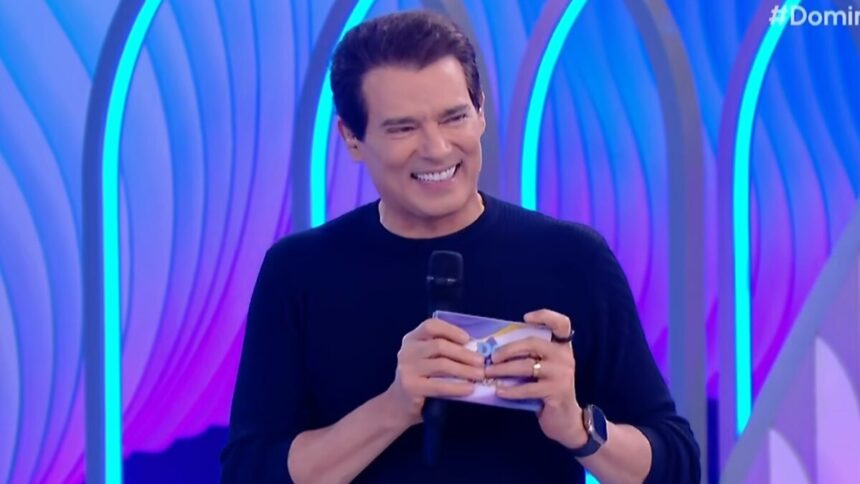 Celso Portiolli sorrindo no Domingo Legal