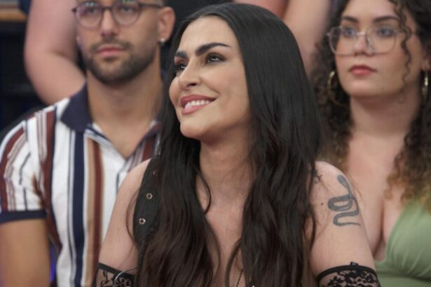 Cleo Pires sorridente, em frente a plateia, em trecho de participação em programa da Globo