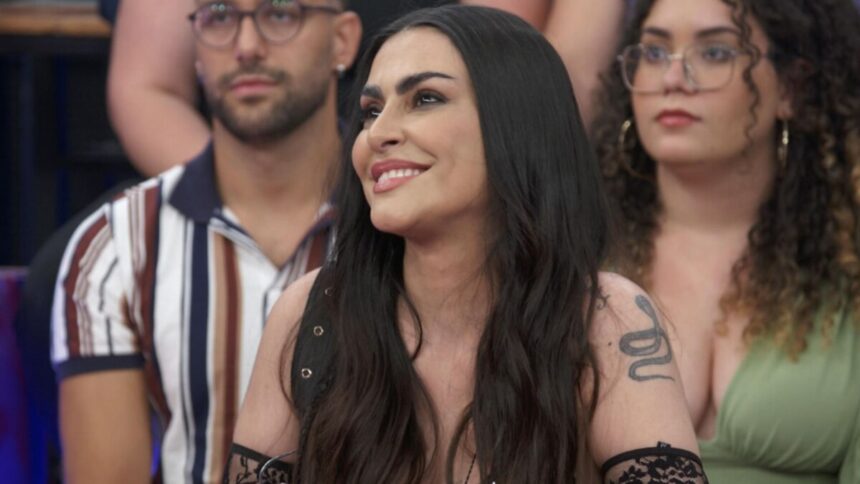 Cleo Pires sorridente, em frente a plateia, em trecho de participação em programa da Globo