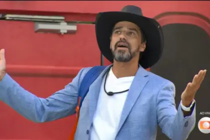 Alberto Cowboy abre os braços na porta de saída da casa do BBB 26 após ser eliminado