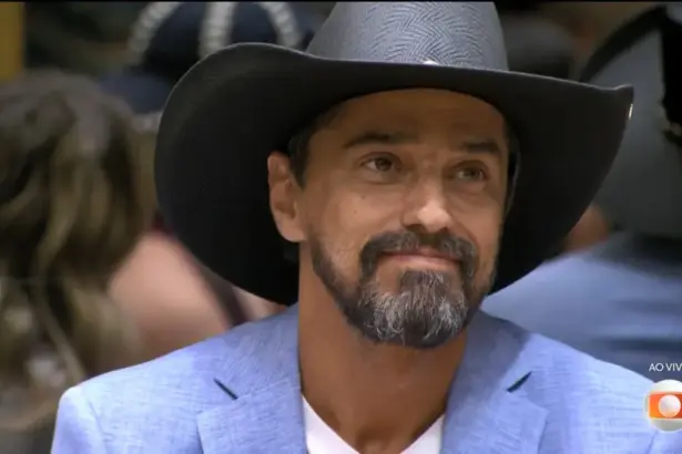 Alberto Cowboy triste na sala do BBB 26