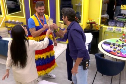 Cowboy, Jordana, Marciele e Jonas brindando brindando no quarto do líder do BBB 26
