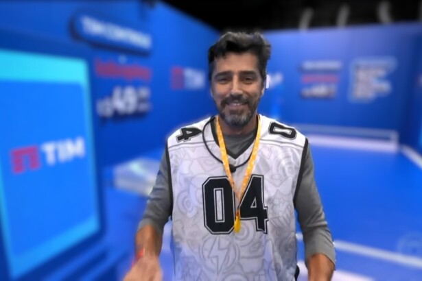Alberto Cowboy sorrir para a câmera e celebra vitória na Prova do líder