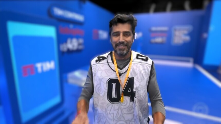 Alberto Cowboy sorrir para a câmera e celebra vitória na Prova do líder