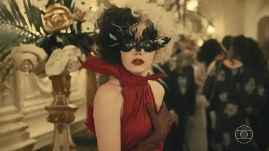 Emma Stone como Cruella, usando um vestido de galla vermelho e assustada em cena do filme da Disney
