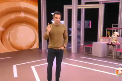 Tadeu Schmidt aponta pra cima no cenário do BBB 26 explicando a dinâmica da semana