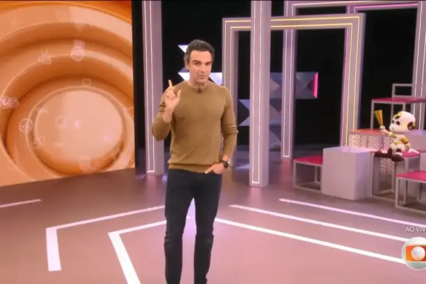 Tadeu Schmidt aponta pra cima no cenário do BBB 26 explicando a dinâmica da semana