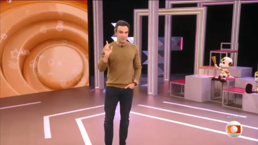 Tadeu Schmidt aponta pra cima no cenário do BBB 26 explicando a dinâmica da semana