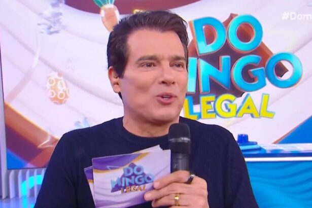 Celso Portiolli sorridente provando ovos de Páscoa no cenário do Domingo Legal