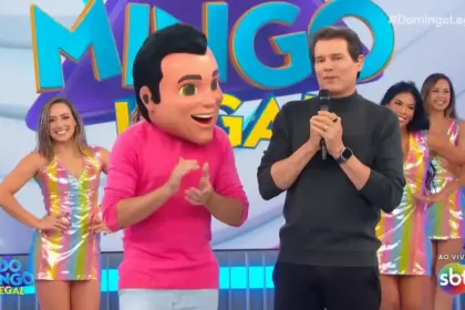 Celso Portiolli ao lado do Portiolinho no palco do Domingo Legal, ambos estão sorridentes