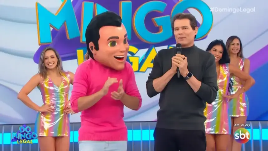 Celso Portiolli ao lado do Portiolinho no palco do Domingo Legal, ambos estão sorridentes