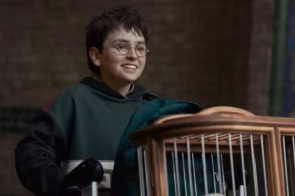 Dominic McLaughlin em trecho do trailer da série Harry Potter