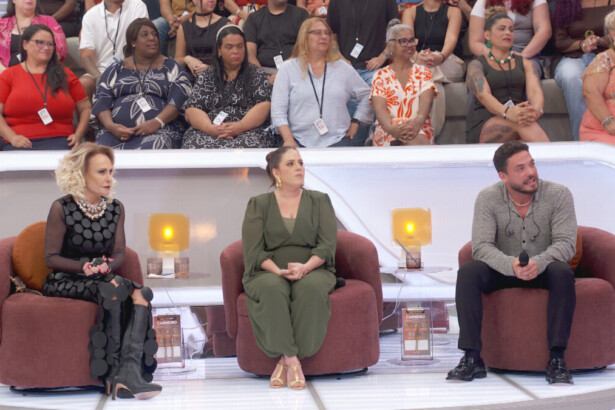 Ana Maria Braga, Tati Machado e Wesley Safadão sentados nas poltronas do cenário do programa de Em Família com Eliana olhando para a apresnetadora