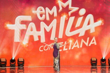 Eliana abre os braços em frente ao lodo do Em Família com Eliana no palco da atração