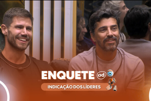 Jonas e Alberto Cowboy sentados no sofá da sala do BBB 26 sorridentes com o colar de líder. Fundo da arte da enquete do BBB 26