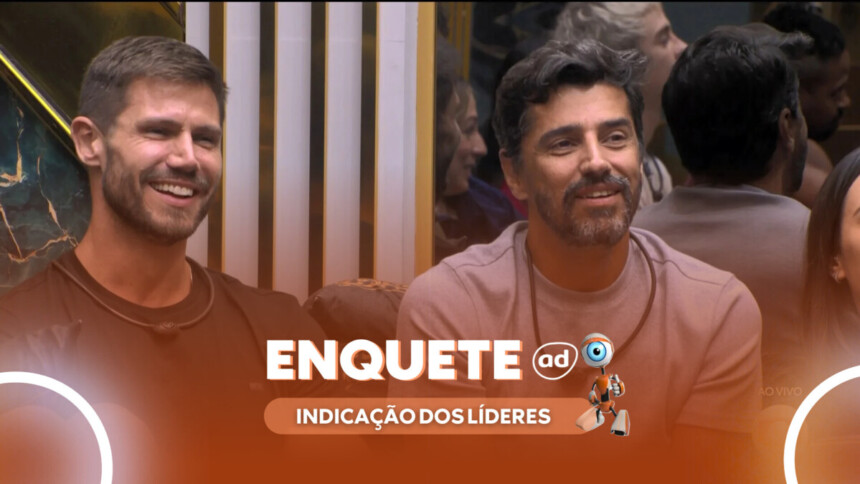 Jonas e Alberto Cowboy sentados no sofá da sala do BBB 26 sorridentes com o colar de líder. Fundo da arte da enquete do BBB 26