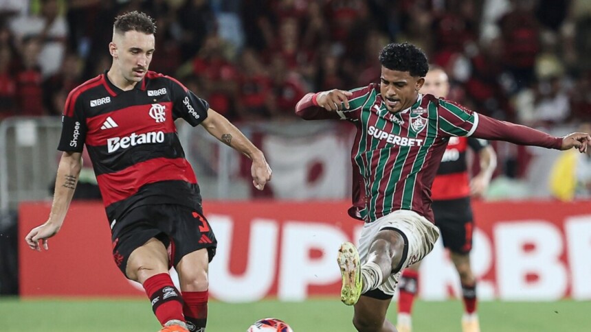 Jogadores de Flamengo e Fluminense em campo, jogo do Carioca, com transmissão da Globo